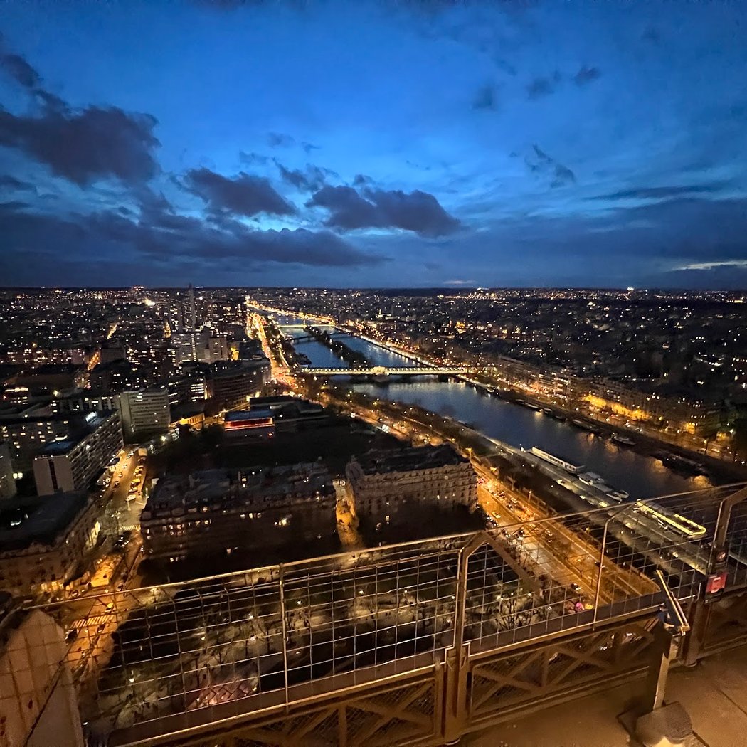 La tour Eiffel, symbole de Paris, incontournable en famille 3