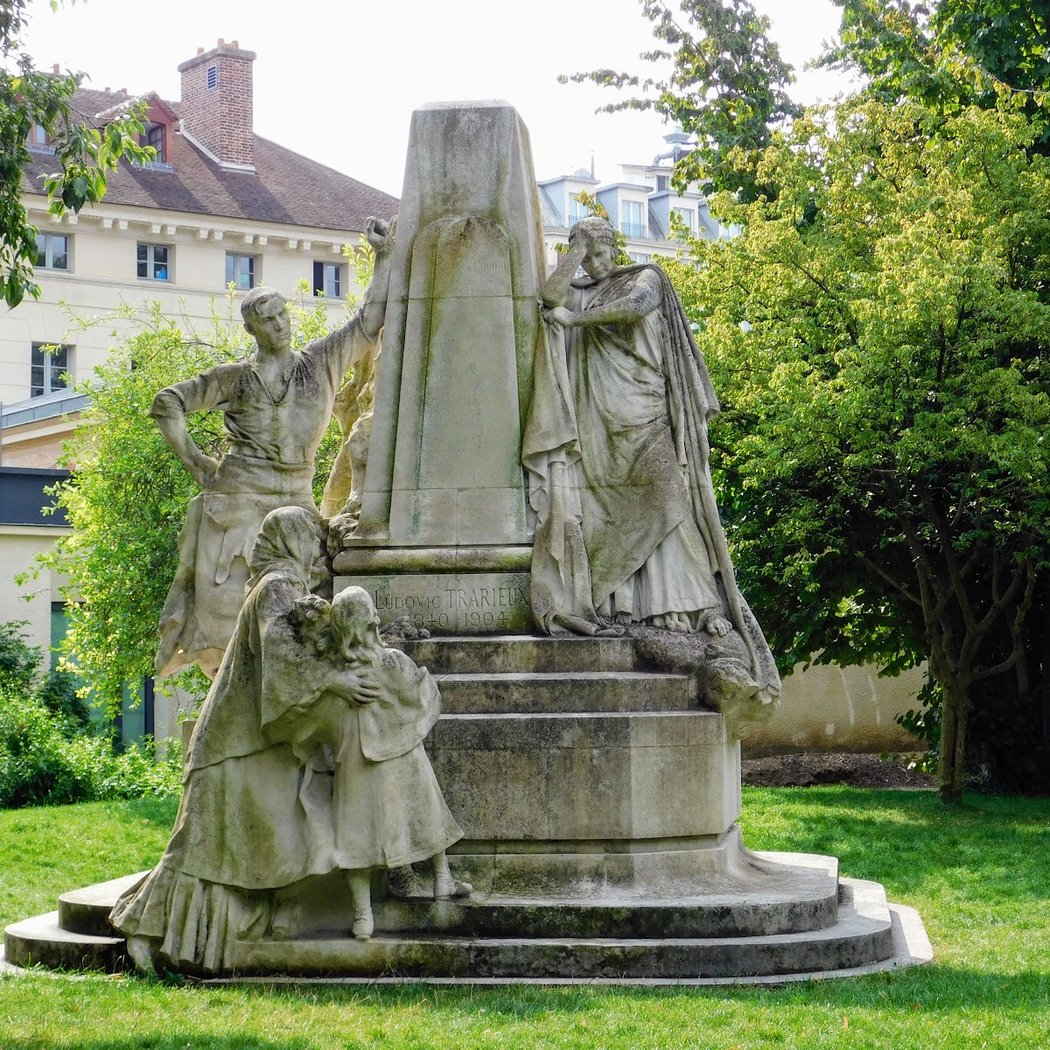 Square Claude-Nicolas-Ledoux 3