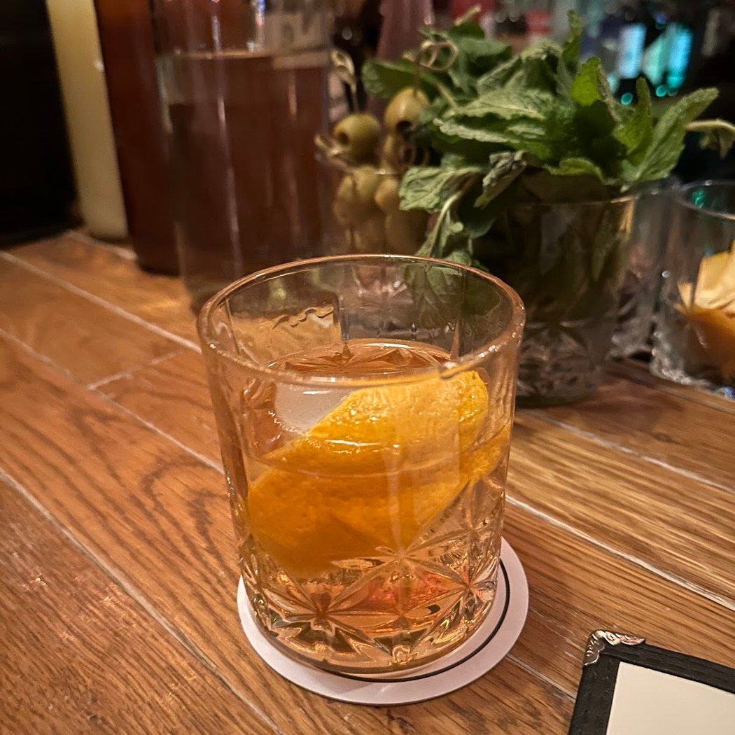 Sutton Bar Room 3