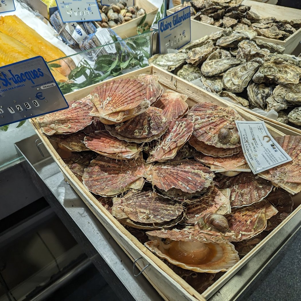 Browse fresh finds at Marché des Ternes 3