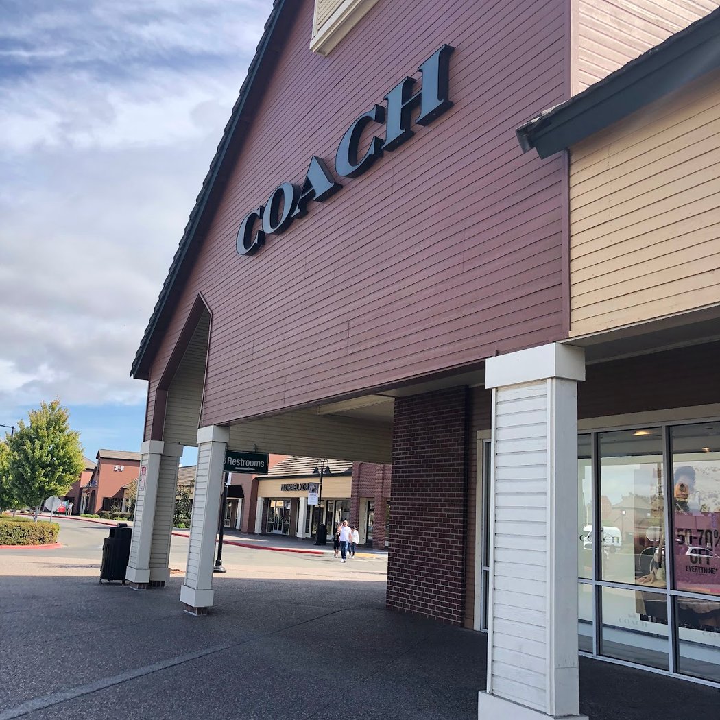 COACH Outlet 2