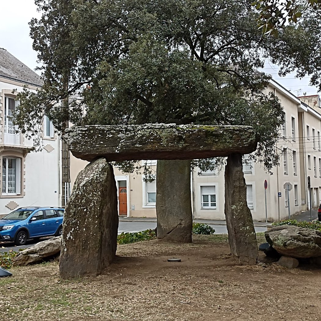 Les Trois Pierres dolmen 2