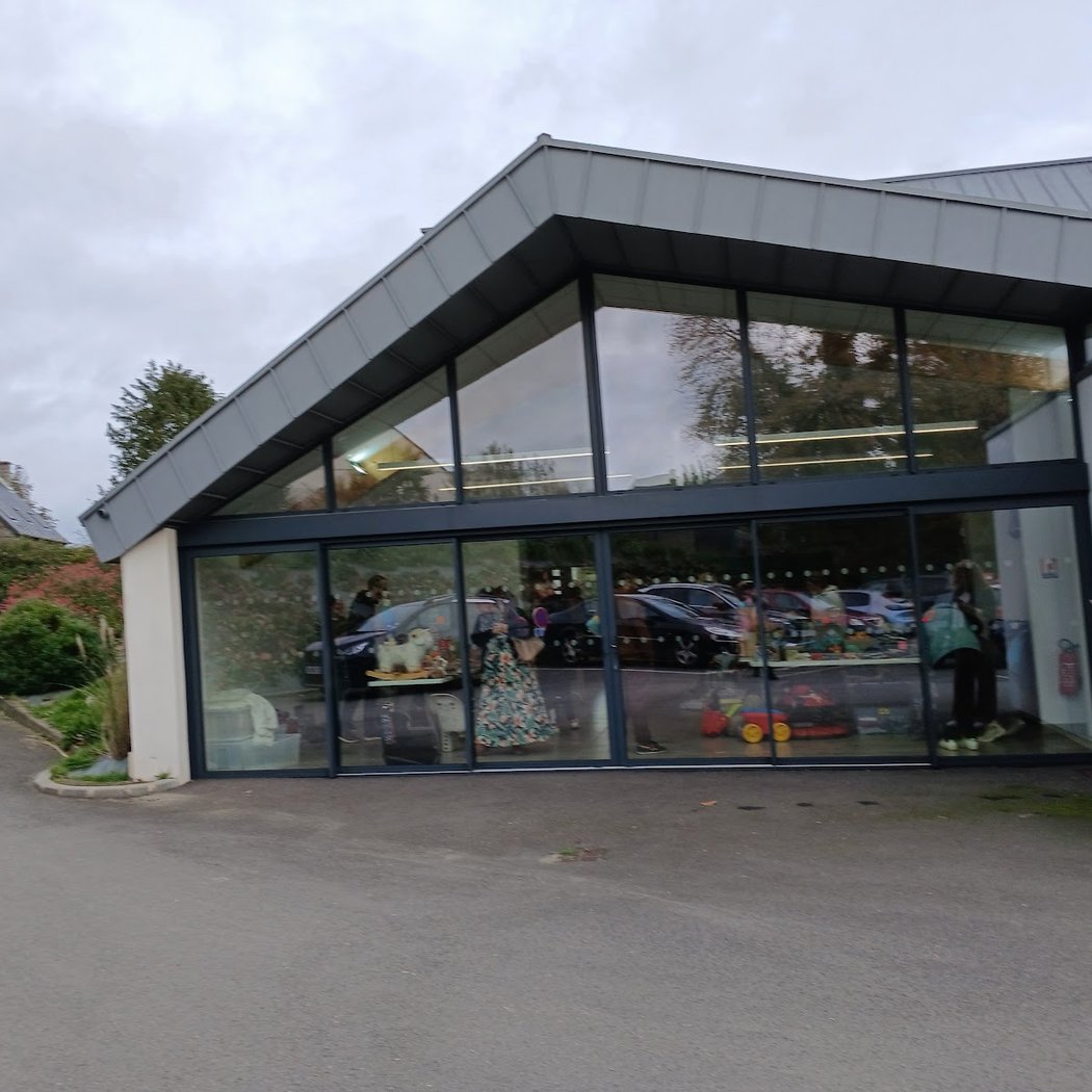 Vide grenier Amicale Xavier Grall 1