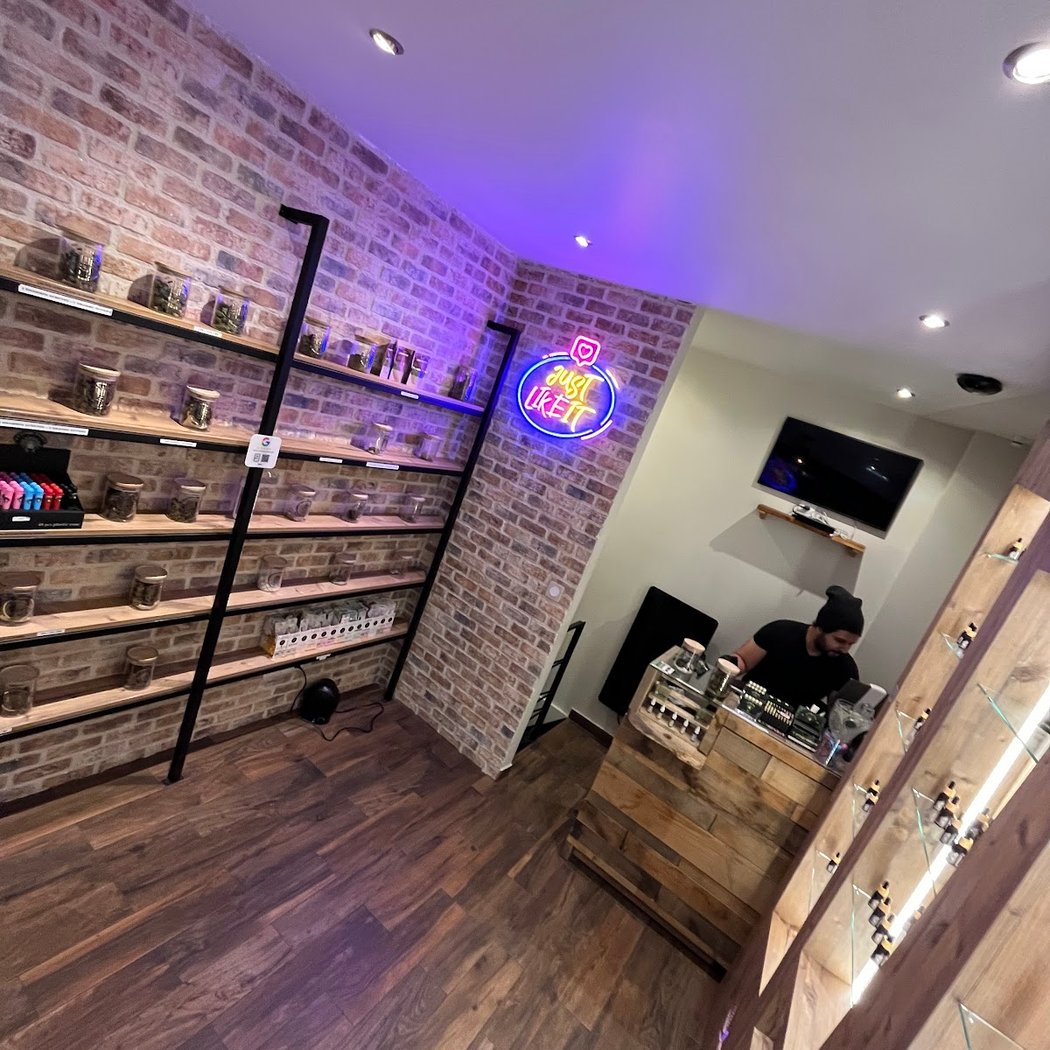 Le Lab du Bonheur CBD Paris République - Magasin de CBD 3