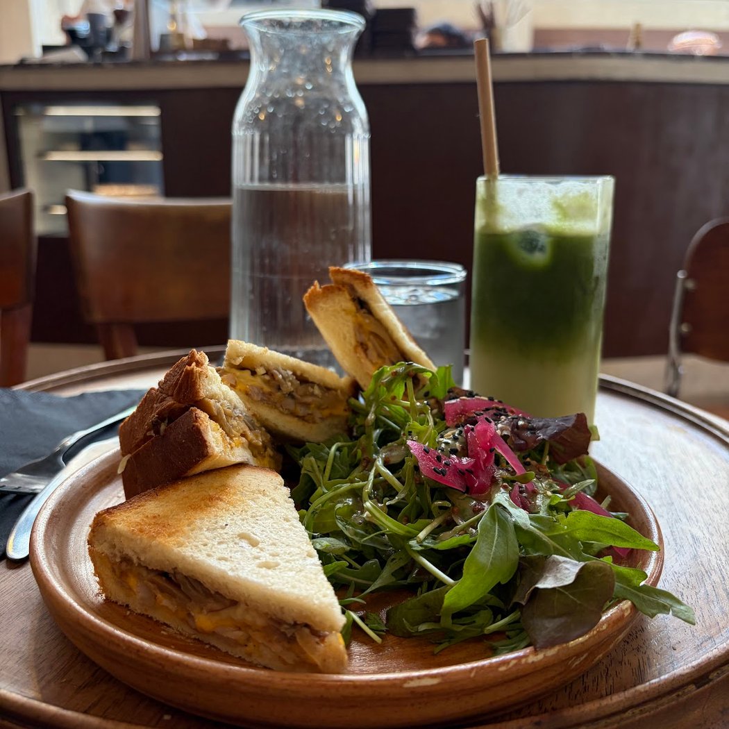 Chēz Coffee& Brunch 3