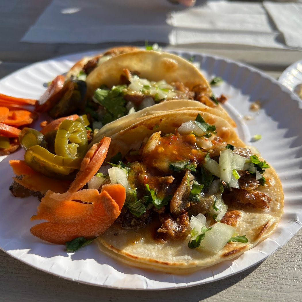Los Cuates Taco Truck 1