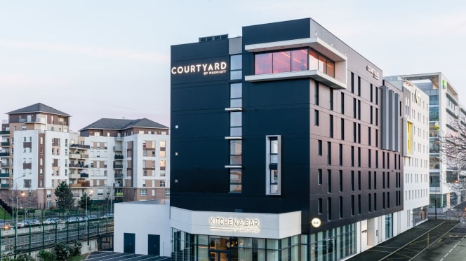 Kitchen & Bar at Courtyard by Marriott Paris Créteil 2