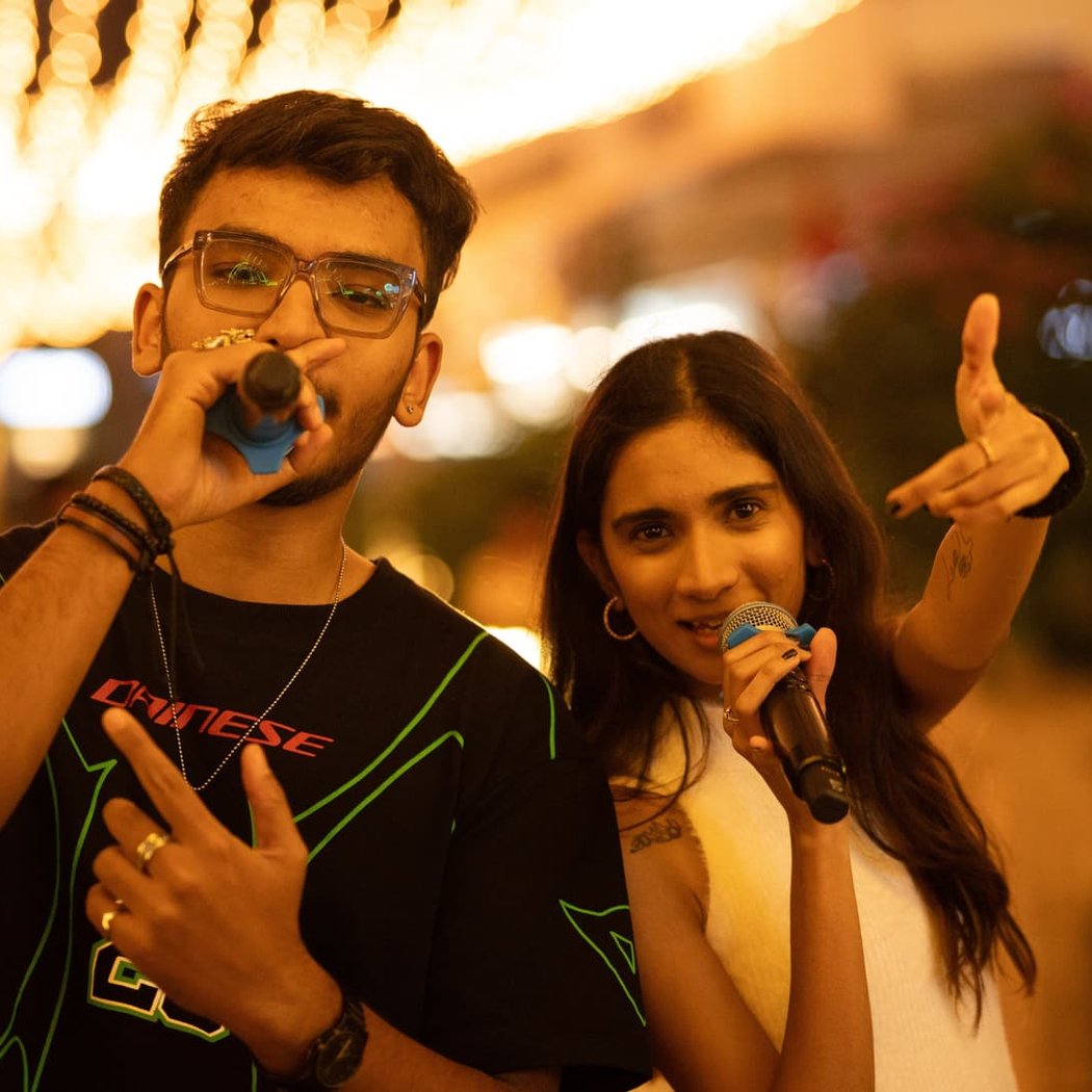 Two Voices, One Mic 1