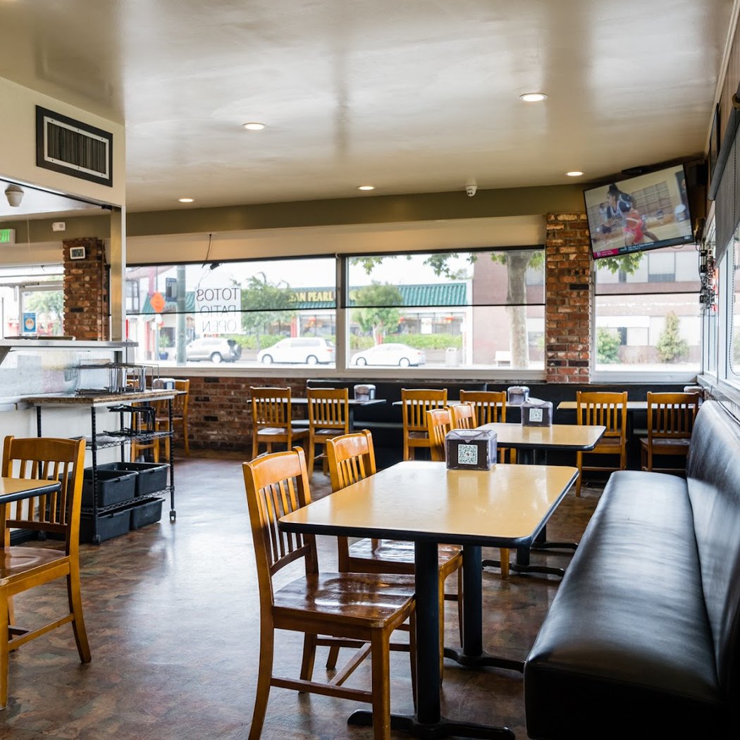 Toto's Pizzeria & Restaurant 2