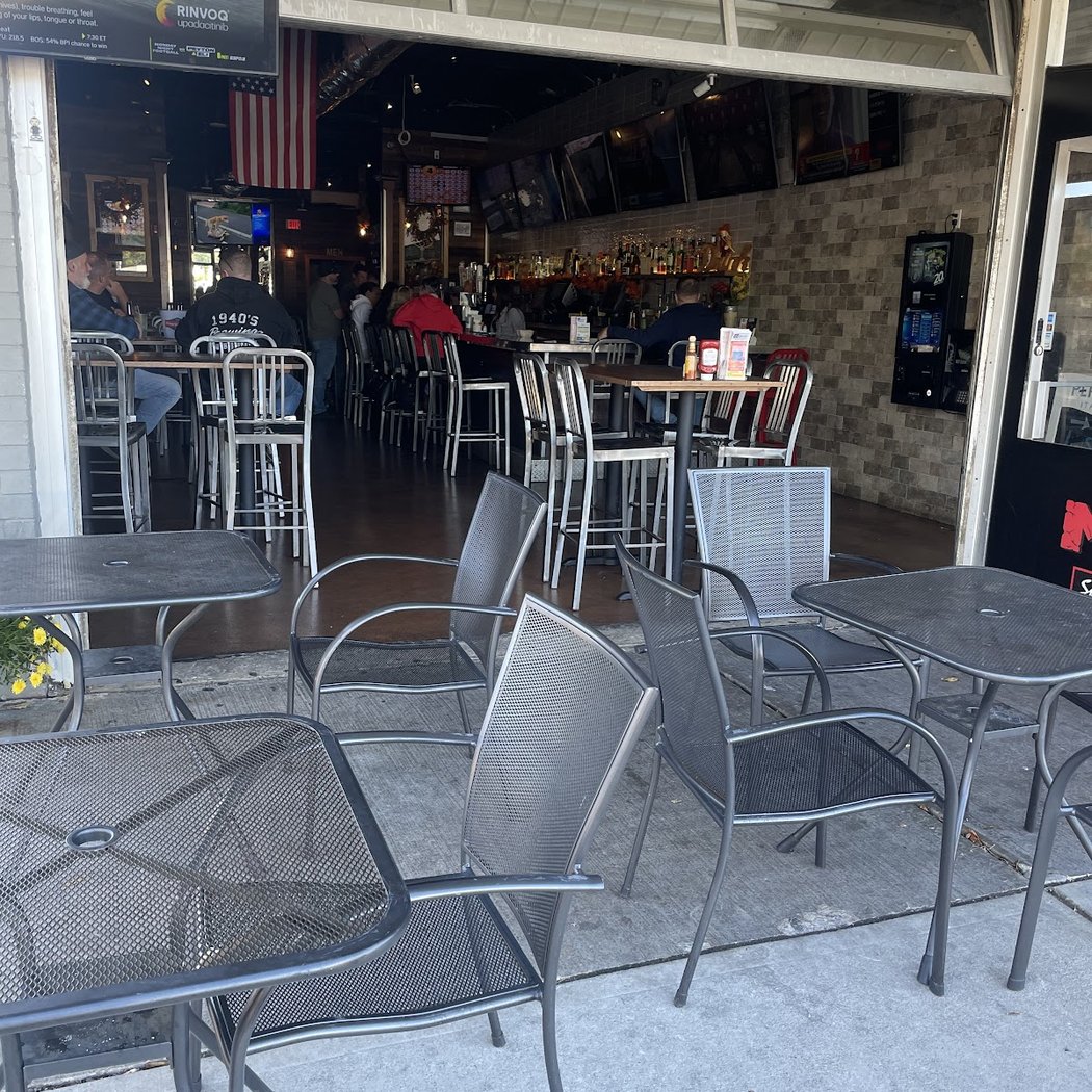 Momo's Sports Bar 2