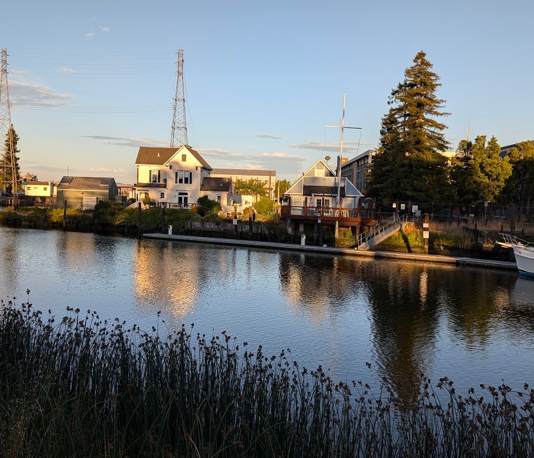 Santa’s Riverboat Tug Boat Arrival + Small Business Saturday 3