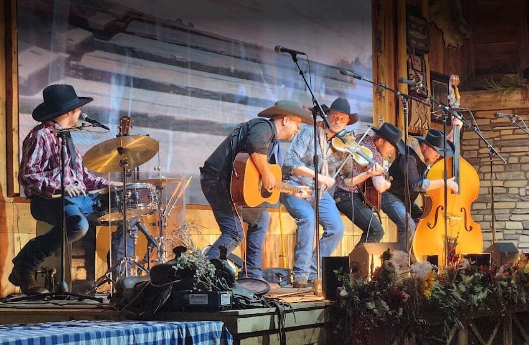 The Famous Flying W Chuckwagon Dinner Show 3