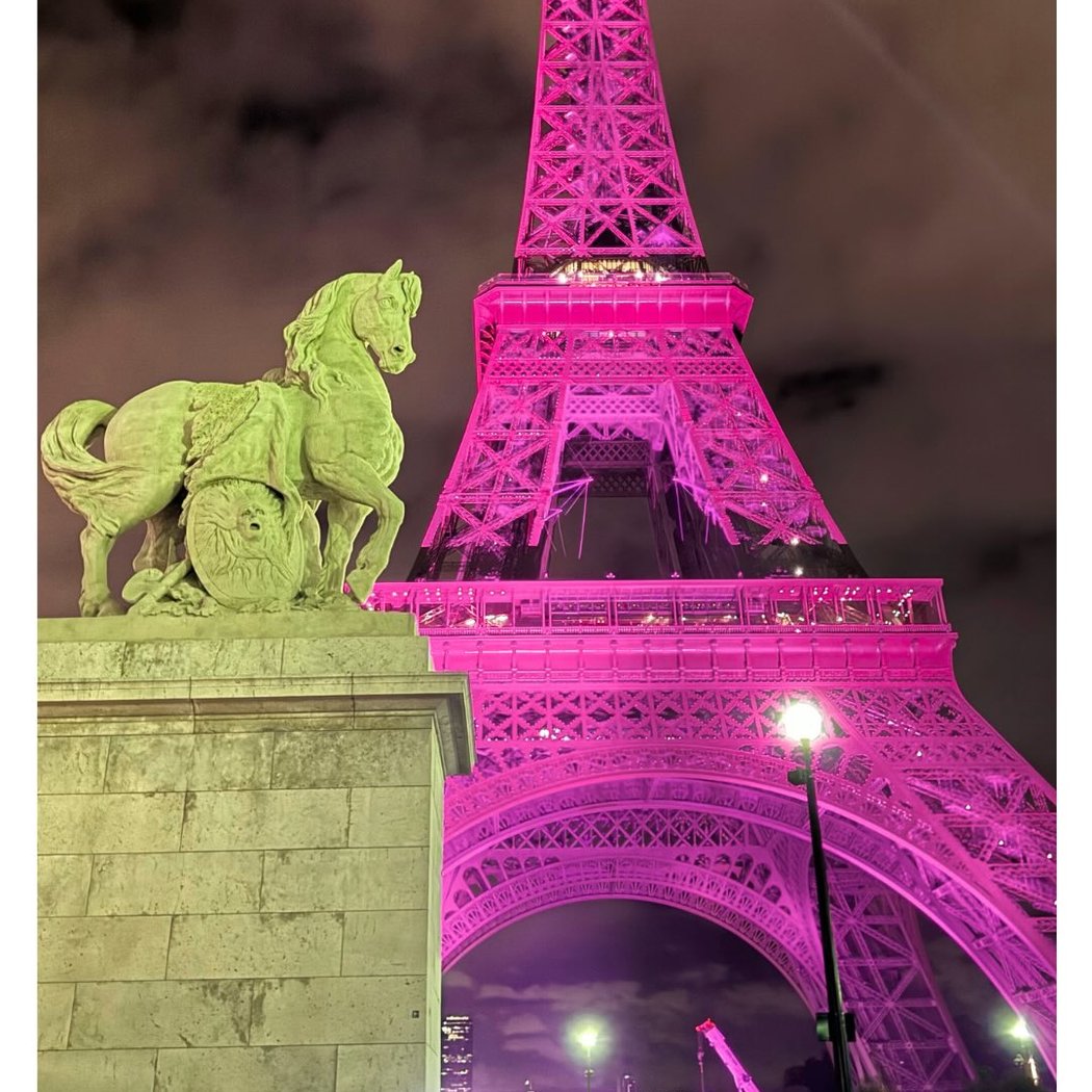 Tour Eiffel s s illumine en rose 1