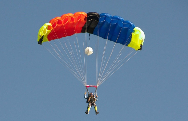Skydiver and Basejumpers 1