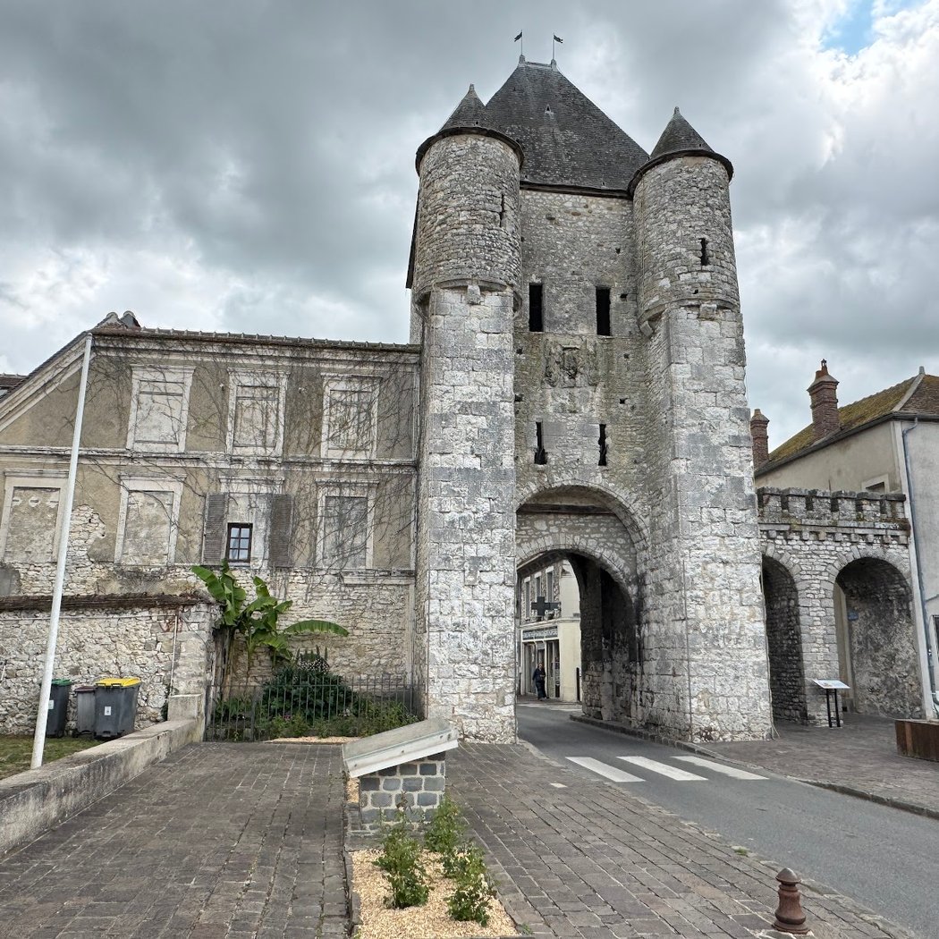 Visit to Porte de Bourgogne 1