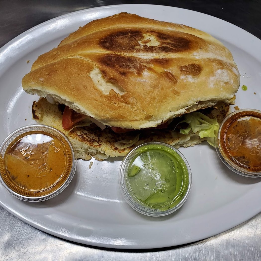 El Pollo y El Pollito Taco Truck 1