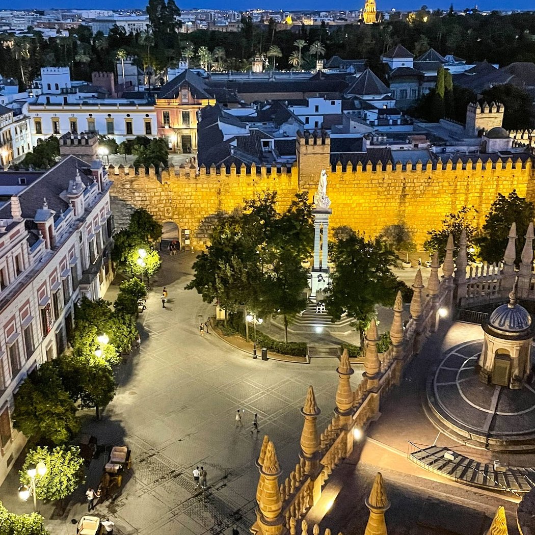 Ruta nocturna guiada por la Sevilla encantada 1