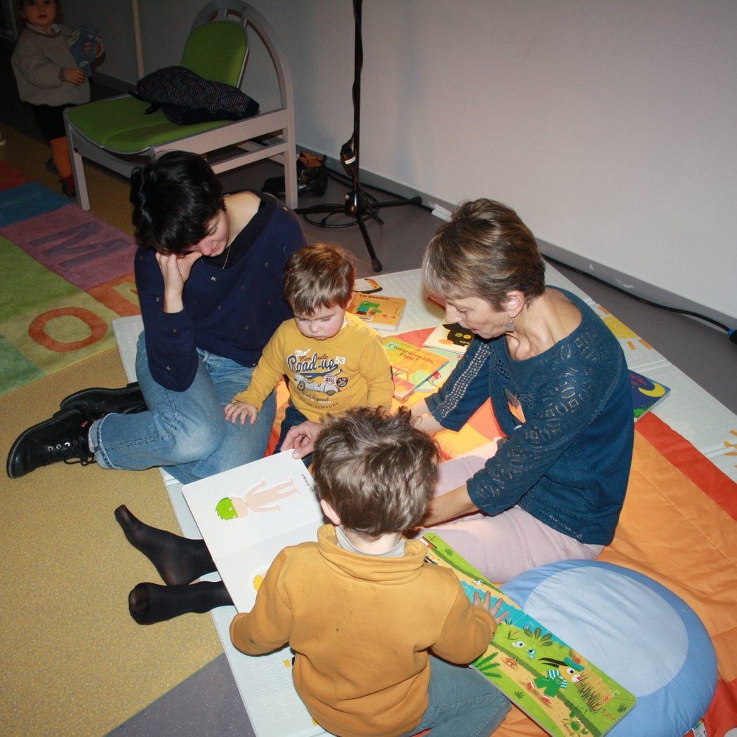 Mille-feuilles et Petit Lu lit aux bébés 1