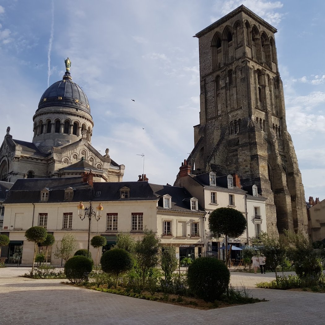 Pl. de Châteauneuf 3