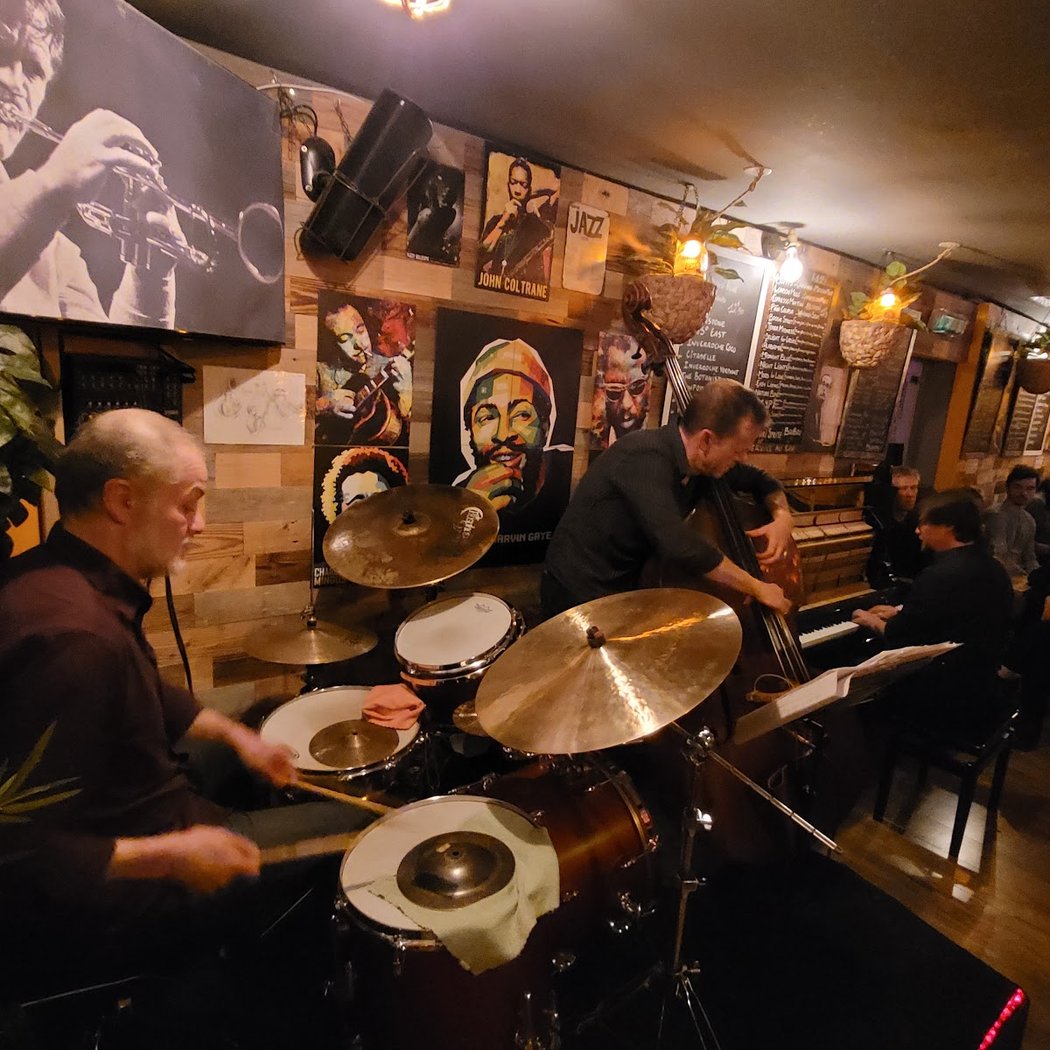 L'Intervalle bar 1