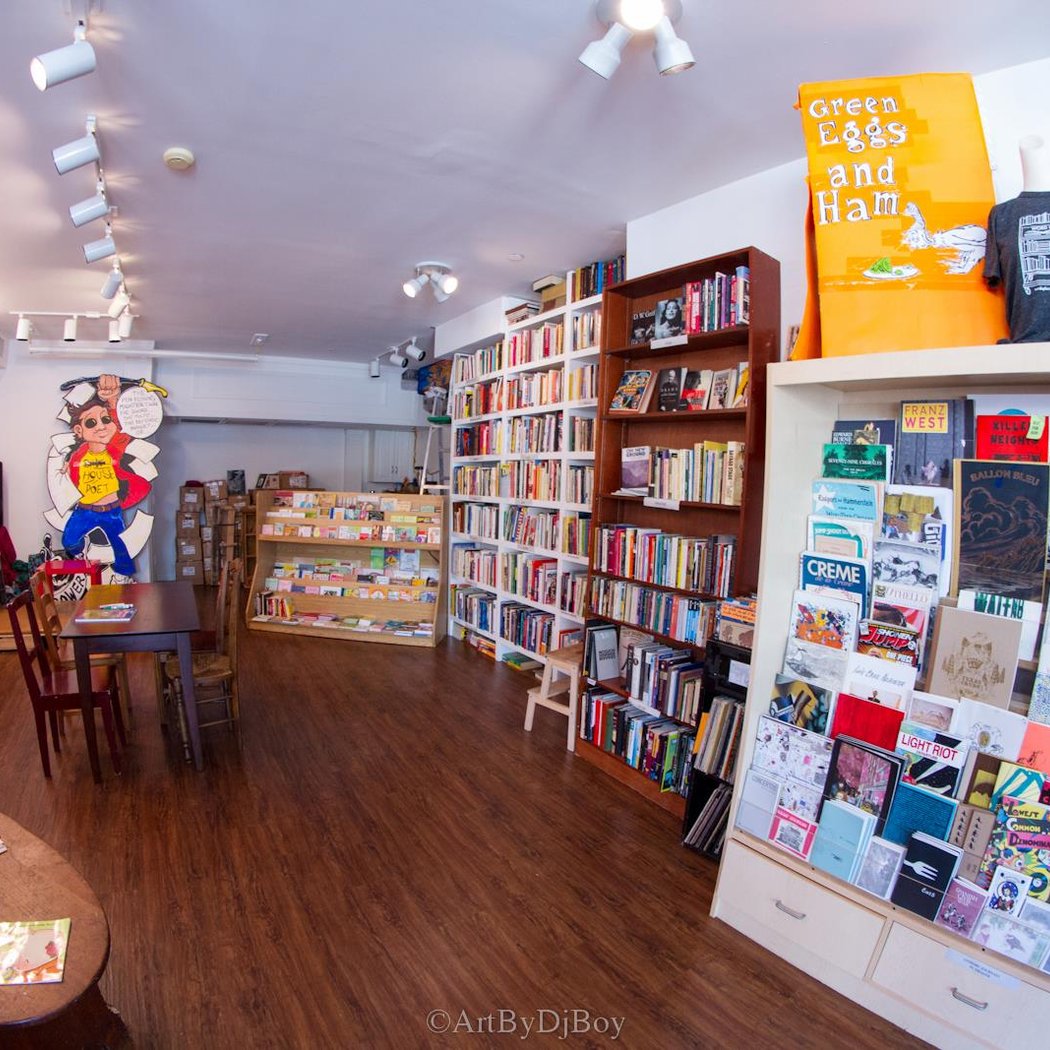 Word Up Community Bookshop/Librería Comunitaria 4