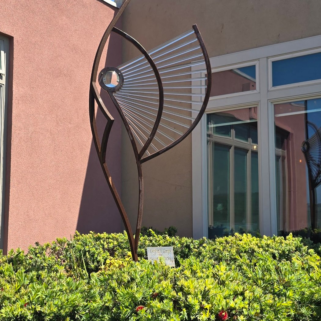 Light Harp Statue 1