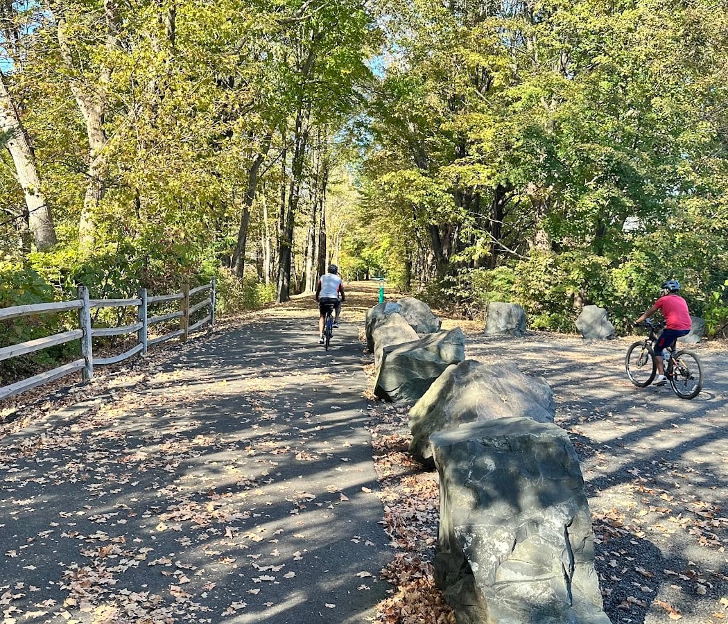 Farmington Canal Heritage Trail Parking (Hartford Ave) 3