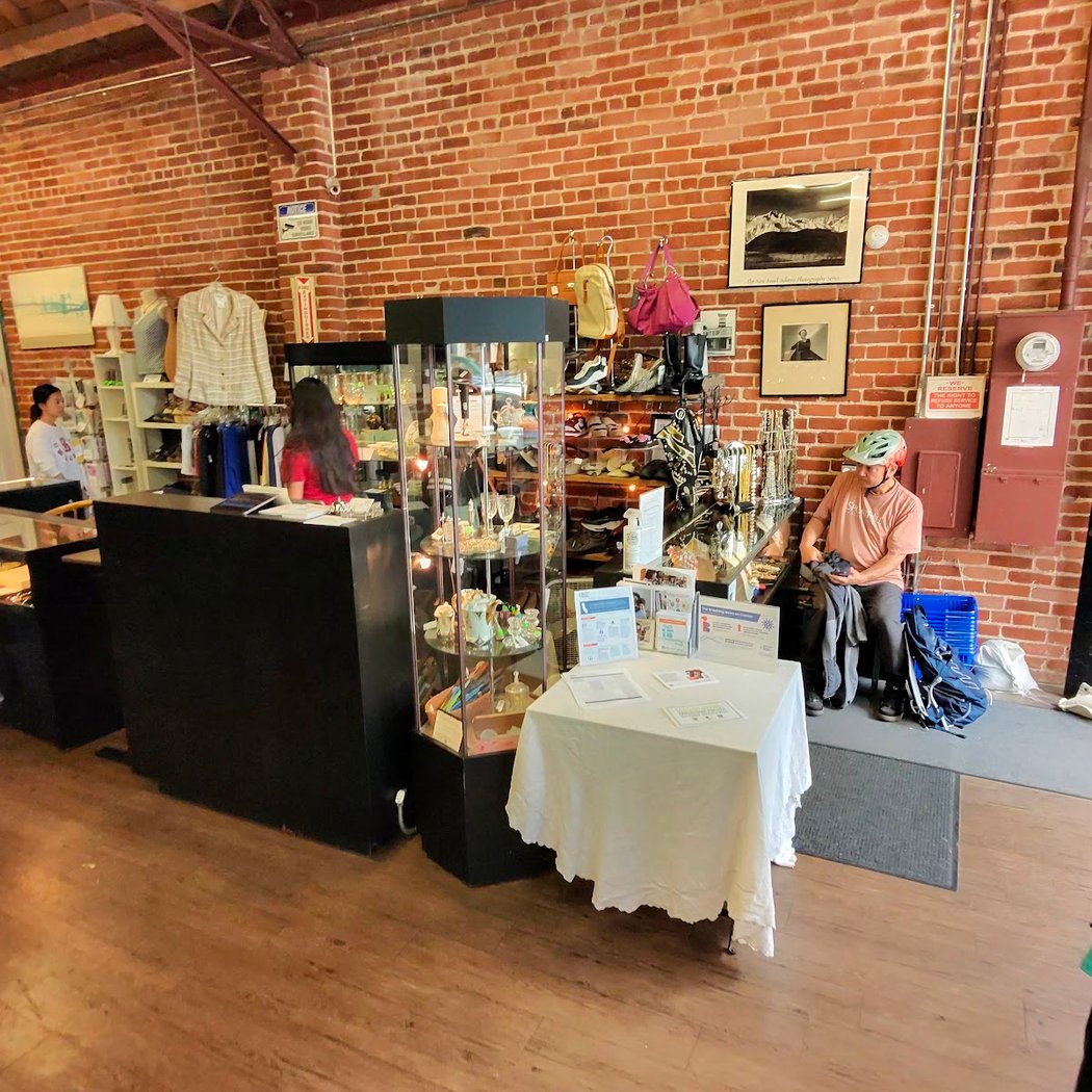 American Cancer Society Discovery Shop - Oakland 3