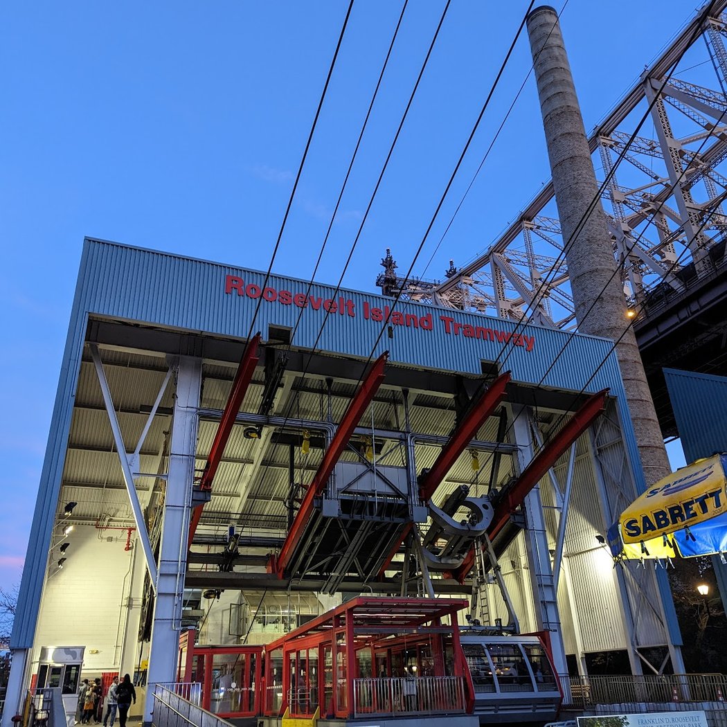 Roosevelt Island Tramway - Island station 3