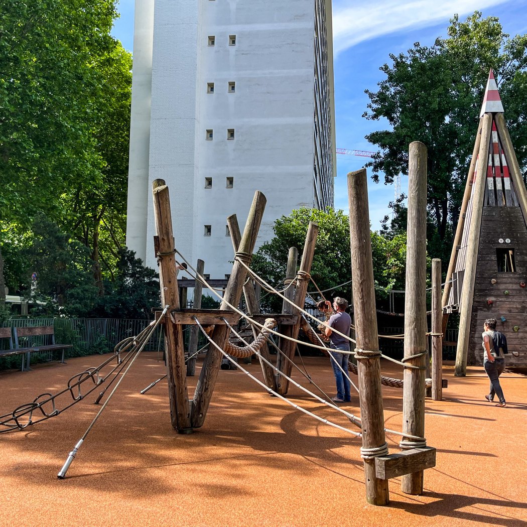 Le square Julia Bartet et son aire de jeux pour les enfants 1