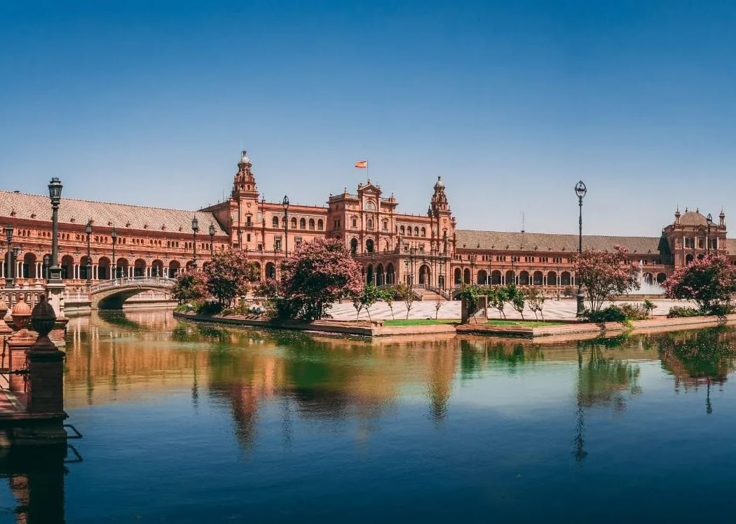 Esencia de Sevilla: Cerámica, Flamenco y Artesanía en Triana 1