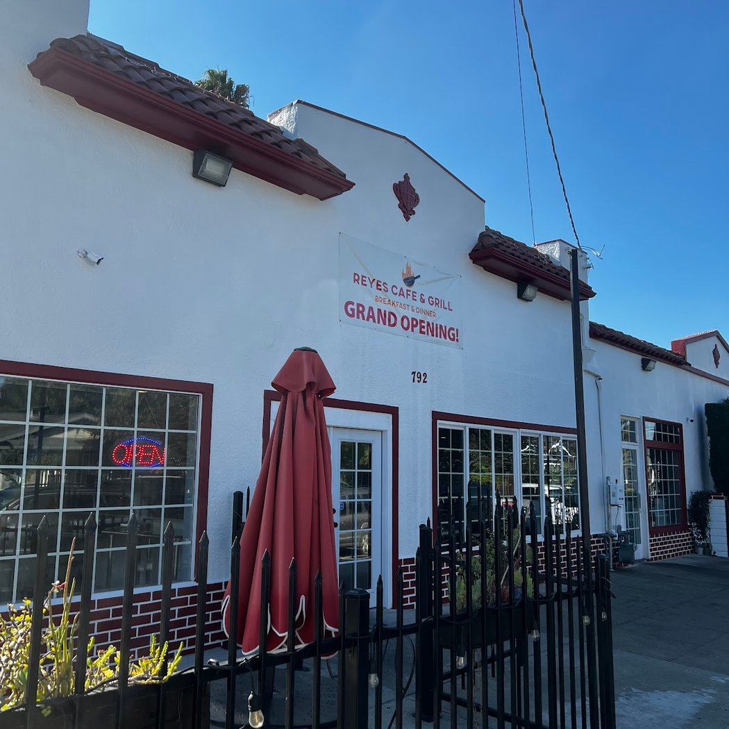 Reyes Cafe & Grill 2