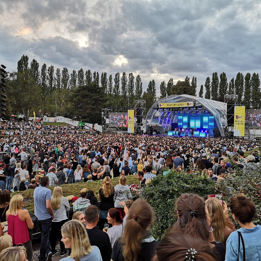 BUNT. - IN THE ROUND OPEN AIR 2