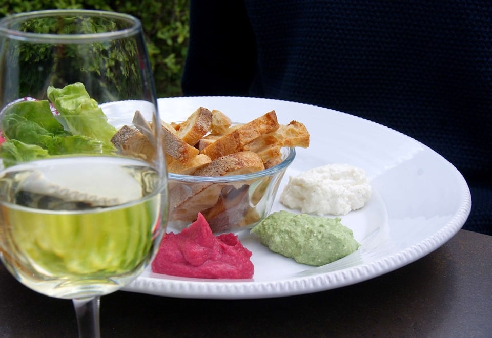 Guinguette et hébergement touristique Au Bout de l'île - Restaurant, gîte, chambres d'hôtes, yourtes et toue cabanée (bateau) 3