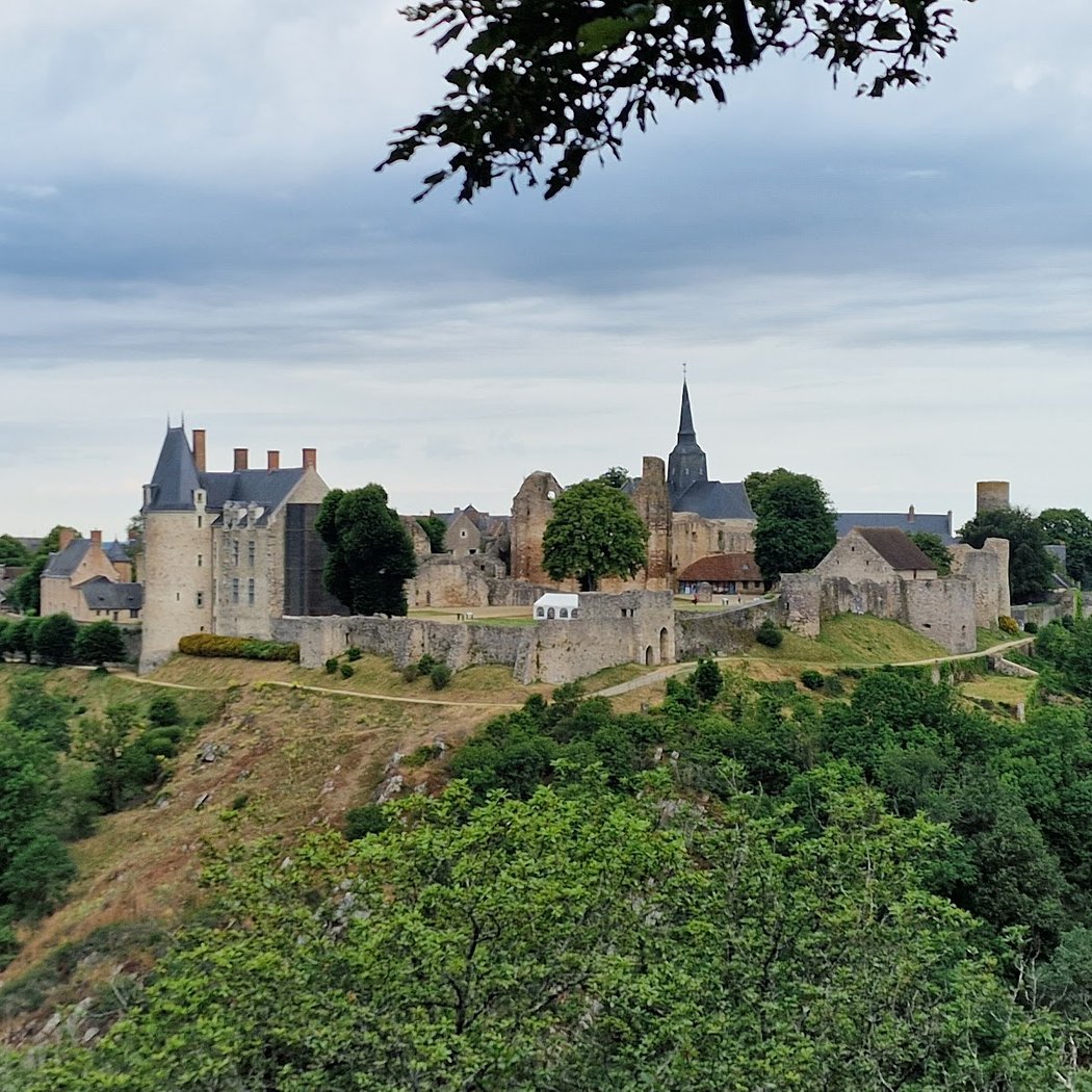 Château de Sainte-Suzanne à Sainte-Suzanne-et-Chammes 1