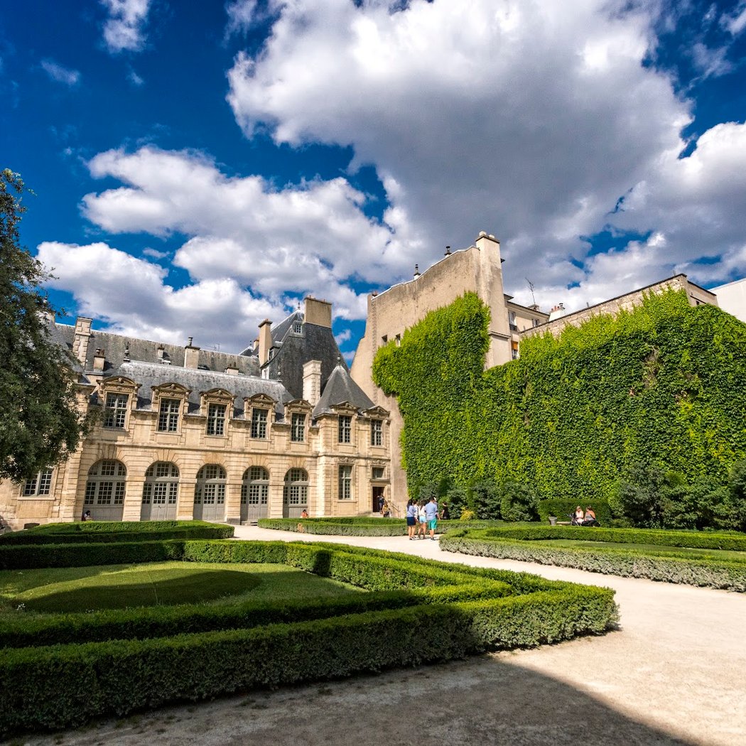 Centre des monuments nationaux 1