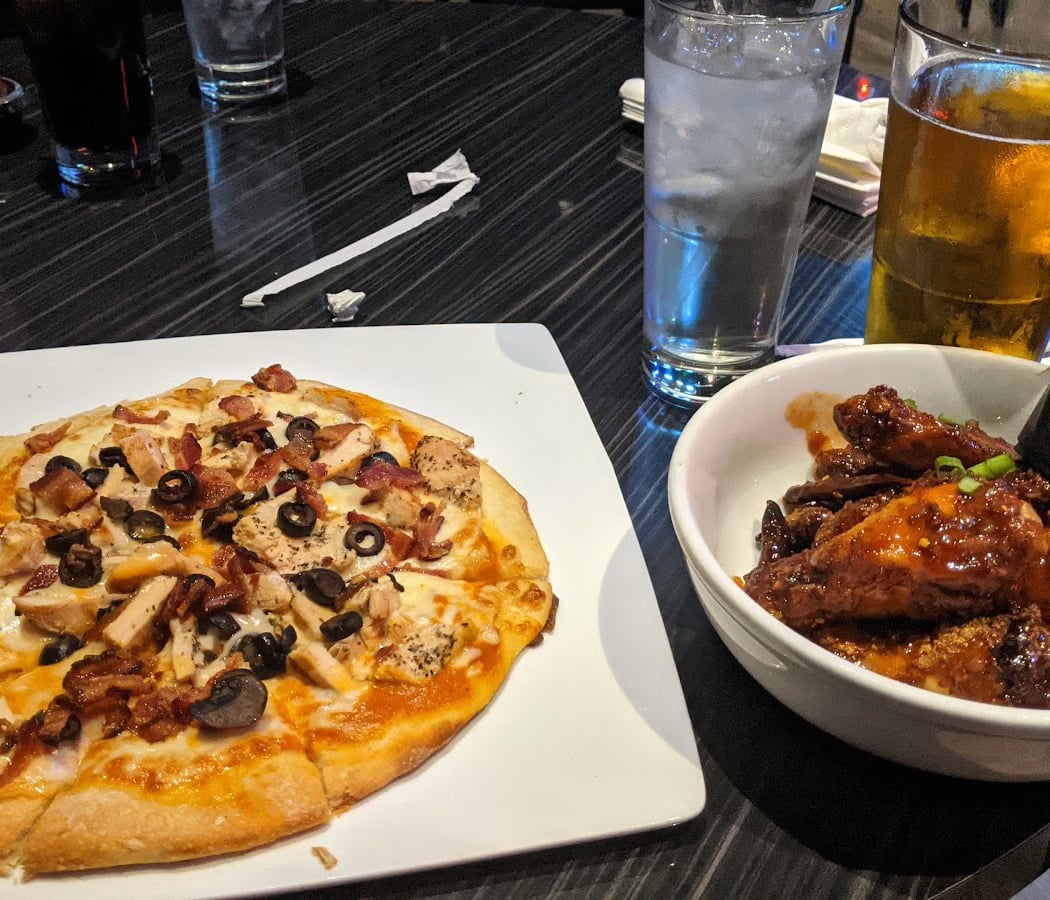 Zone 8 Sports Bar & Grill 3