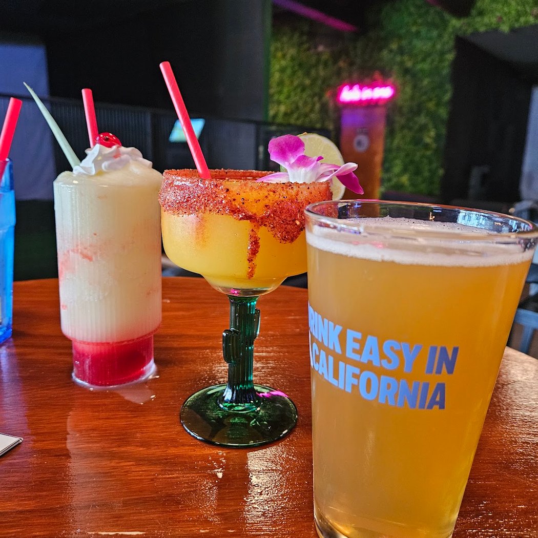 Fairway Zone Sports Bar and Lounge 4