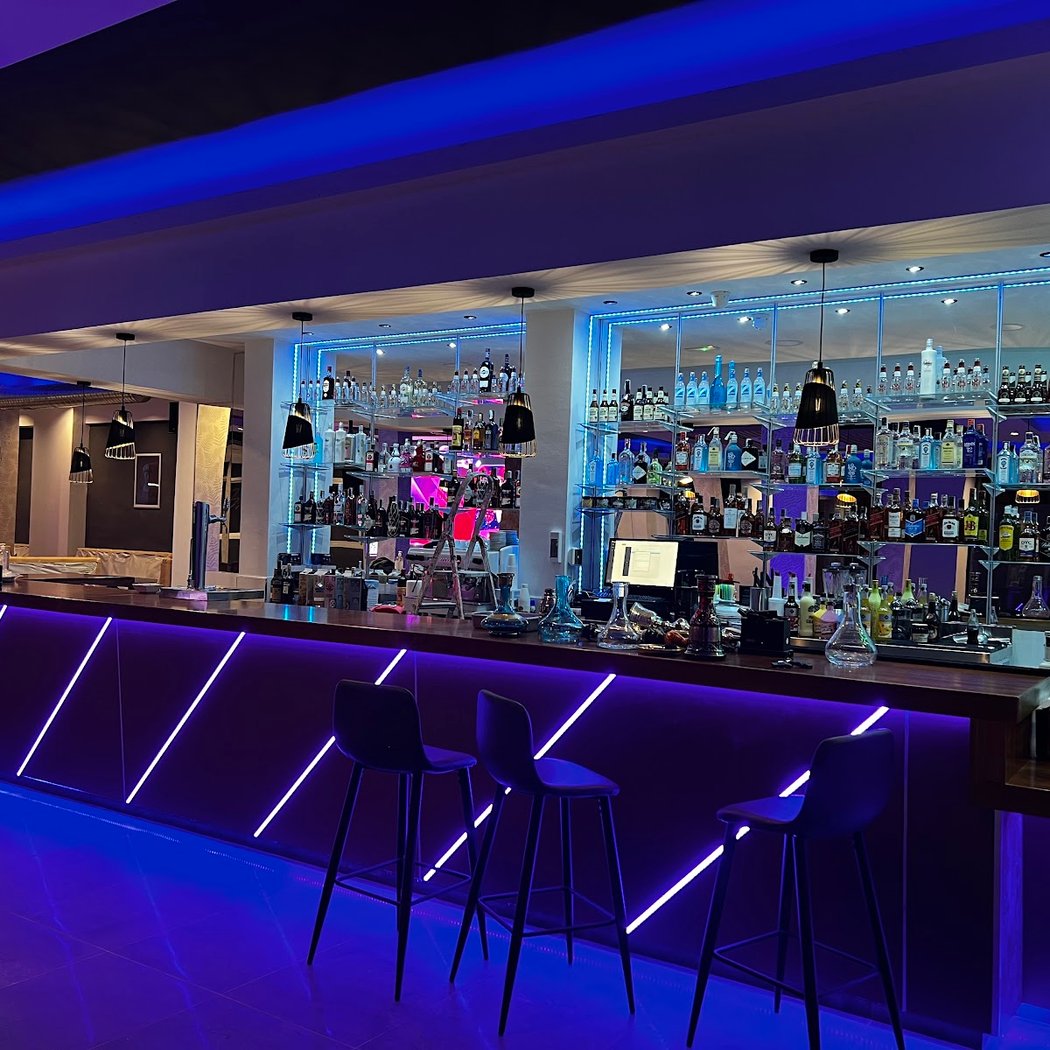 Bar Black 8 3
