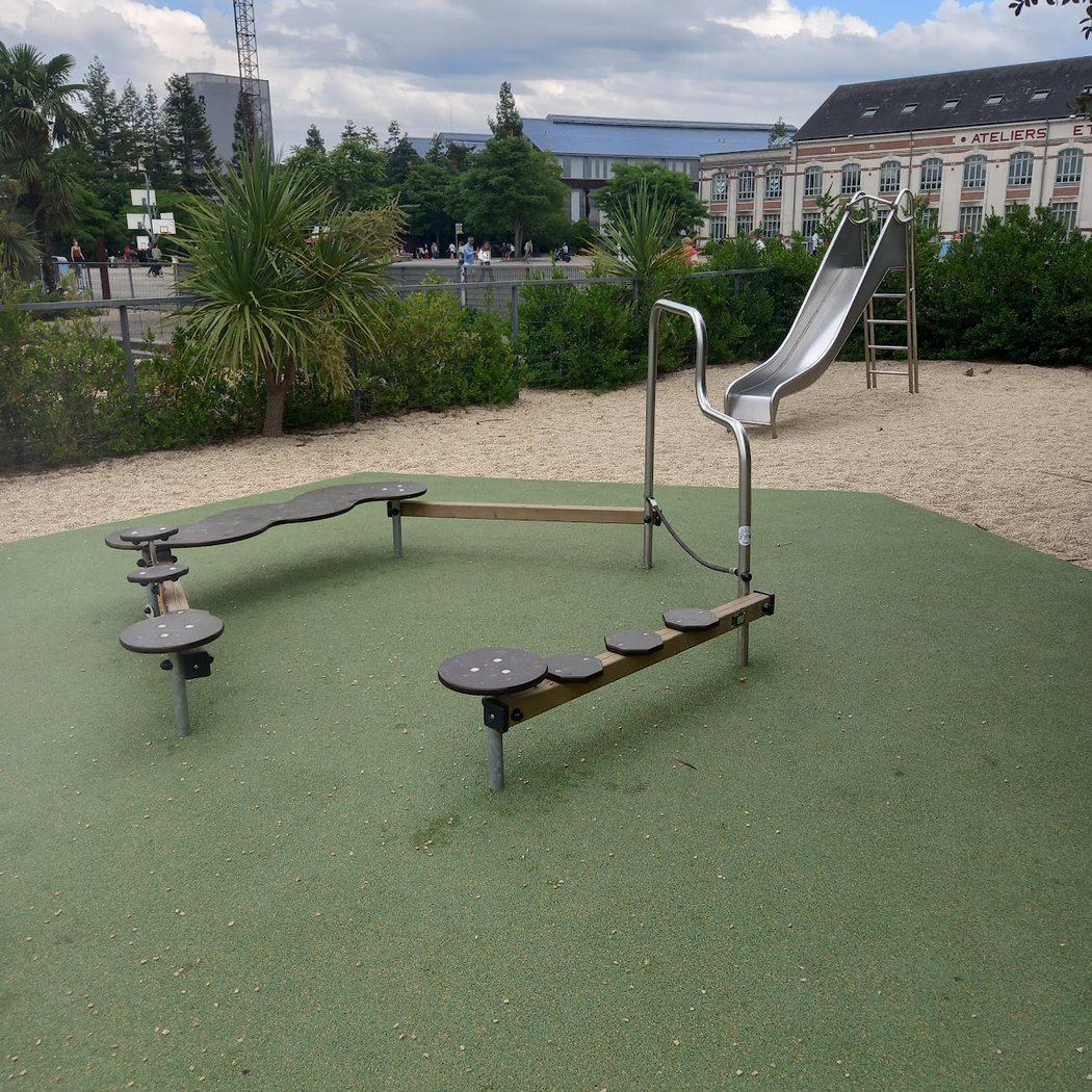 Aire de jeux d'enfants 1