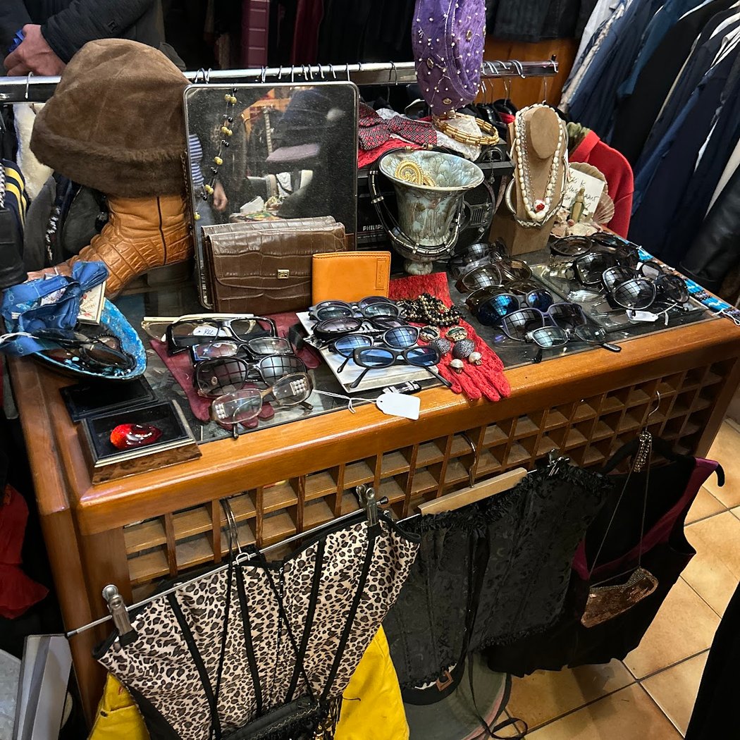 Out Of Space Vintage Shop 1