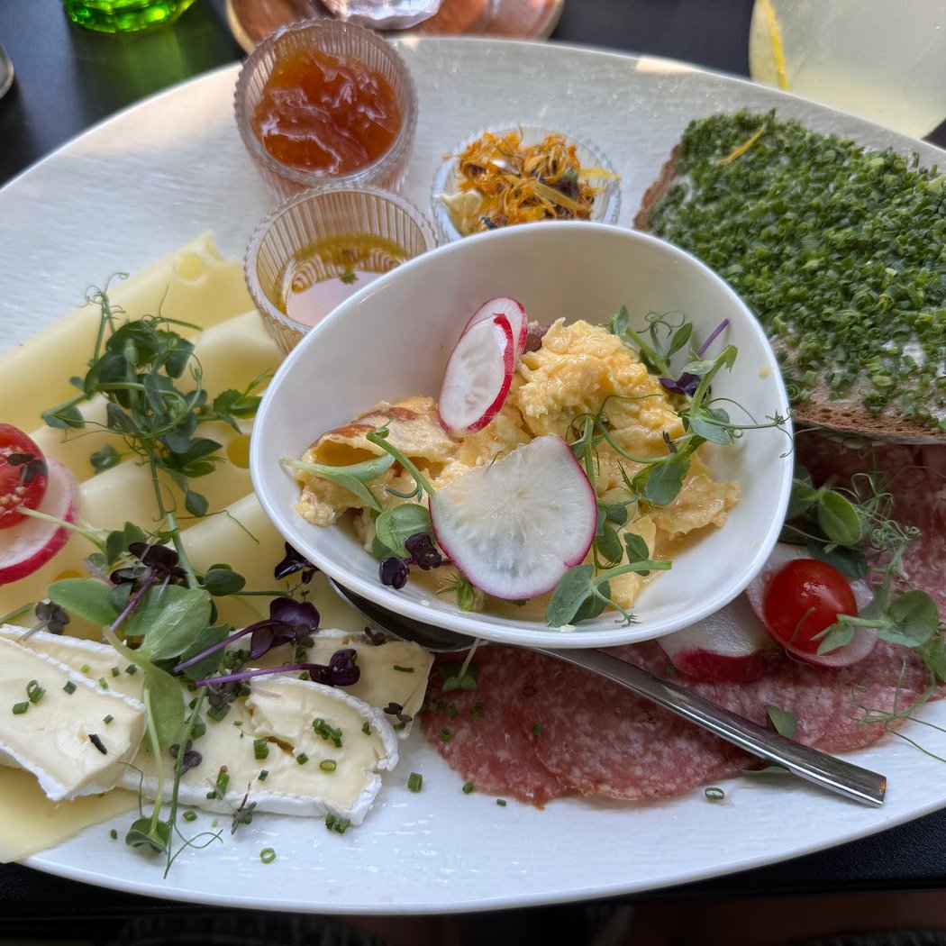 FEMALE BUSINESS LUNCH 1