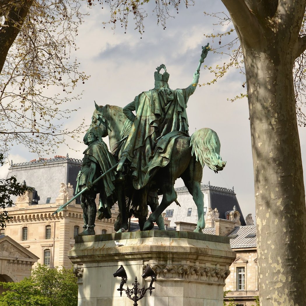 Statue de Charlemagne et ses leudes 1