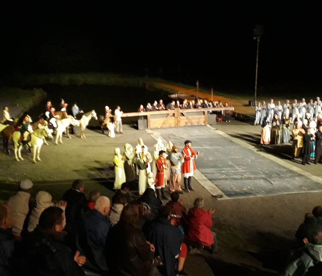 Pièce jouée par une troupe composée de 12 comédien.nes amateur.rices 1