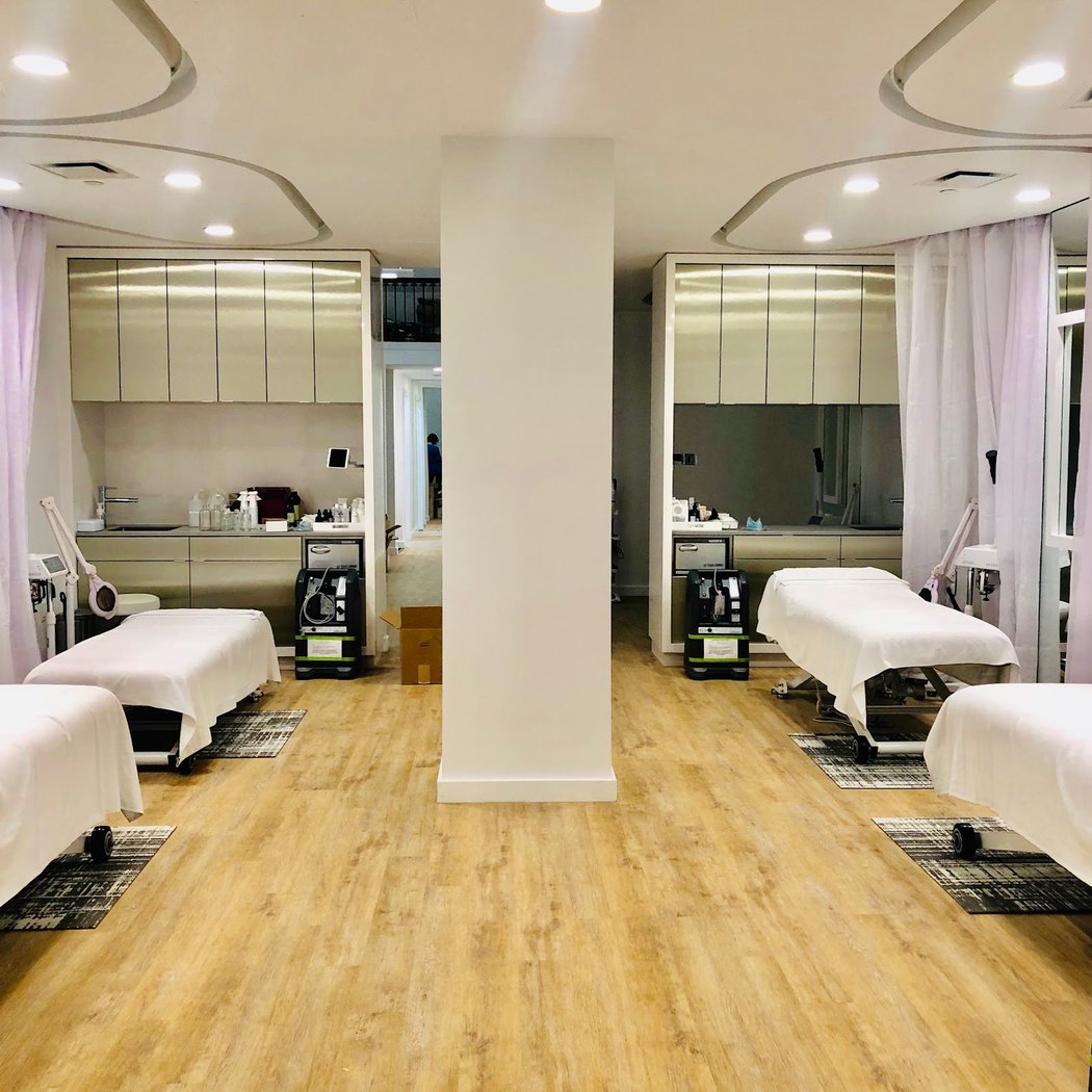 Silver Mirror Facial Bar - Flatiron 2