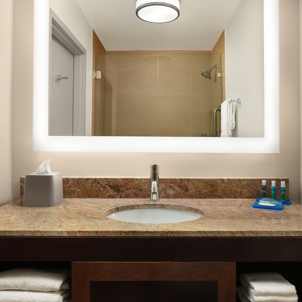 Holiday Inn Express & Suites Belmont by IHG 3