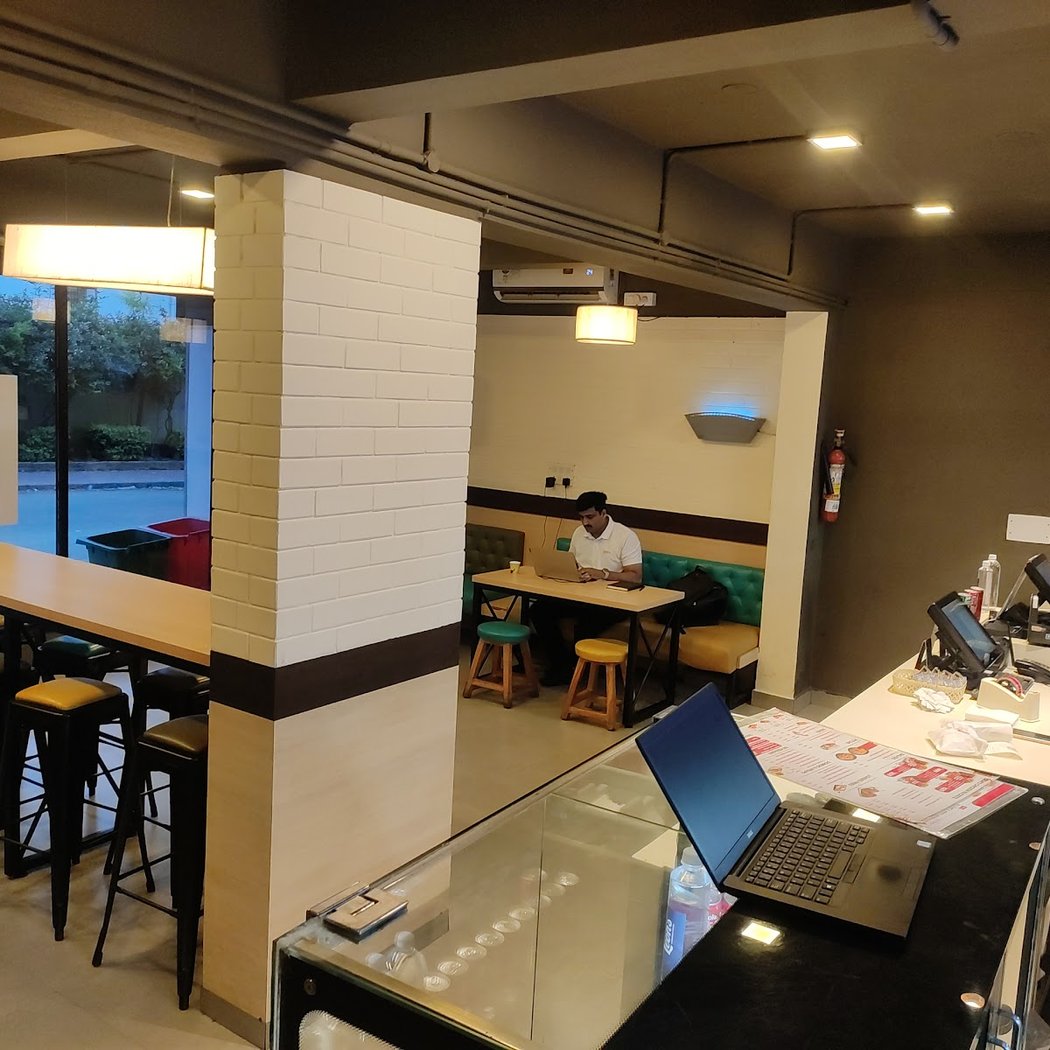 Leon's Burgers & Wings Electronic City 3