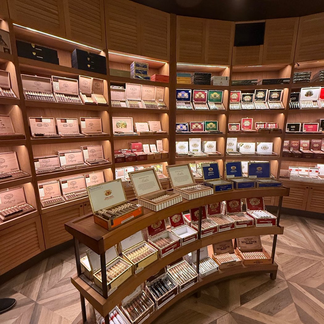 Montecristo Cigar Bar 3