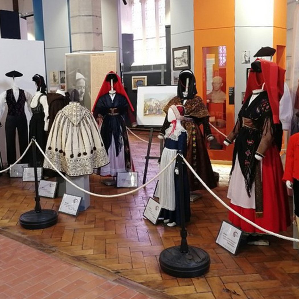EXPOSITION de costumes ZEINA 1