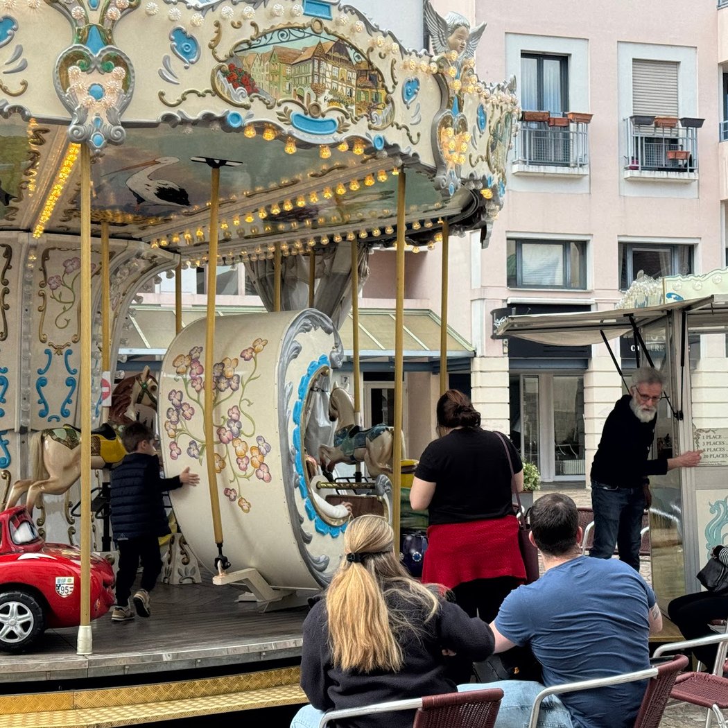 Carousel on Place de la Mairie 2